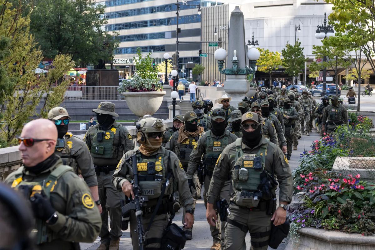 Armed agents in Chicago
